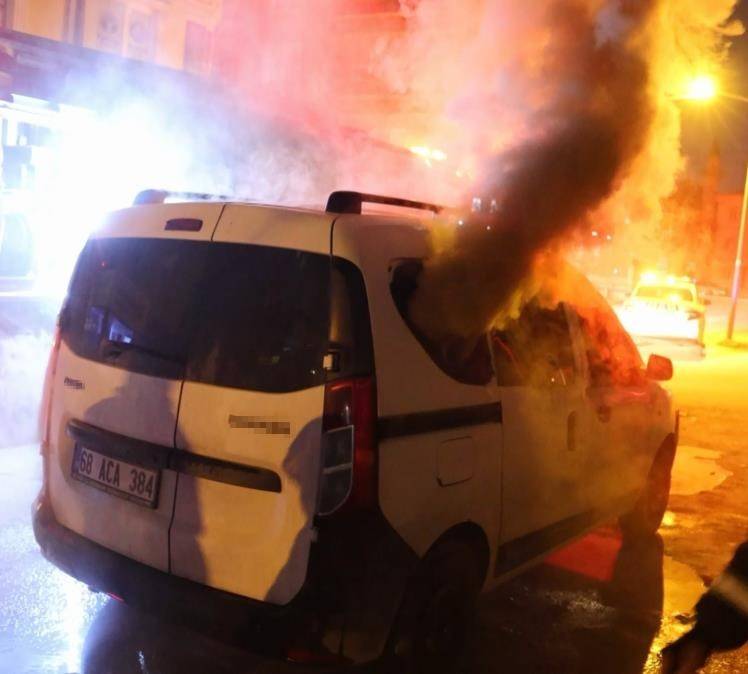 Araç yangınında itfaiye eri ve kameramanın ölümden döndüğü an 11